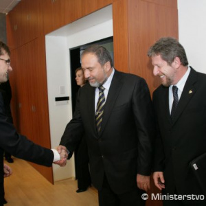 Minister obrany SR Ľubomír Galko víta na pôde Ministerstva obrany SR izraelského ministra zahraničných vecí Avigdora Libermana