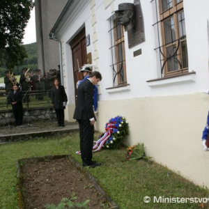 Spomienka na M. R. Štefánika v jeho rodných Košariskách