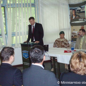 Stretnutie ministra obrany so študentmi v Brezovej pod Bradlom