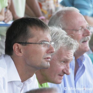 7631	Napätie v hľadisku – zľava minister obrany Ľubomír Galko , predseda Slovenského olympijského výboru František Chmelár a prezident SR Ivan Gašparovič