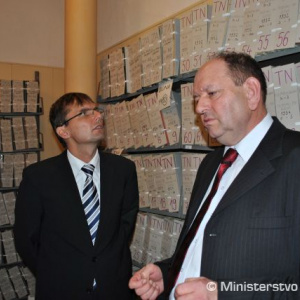 minister obrany Ľubomír Galko s riaditeľom Vojenského archívu - CR v Trnave Jozefom Petrášom