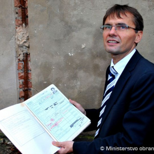 minister obrany Ľubomír Galko so svojim spisom