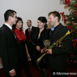 Pavol Hurajt a Peter Korčok s manželkami Jankou a Máriou po slávnostnom odovzdávaní cien
