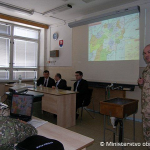 Študenti obchodnej akadémie sa stretli s ministrom obrany SR