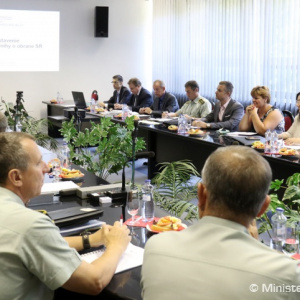 Rezort obrany otvoril verejnú diskusiu k návrhu aktualizovanej Bielej knihy o obrane SR