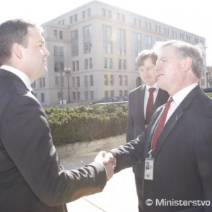 Privítanie pred budovou Ministerstva zahraničných vecí USA