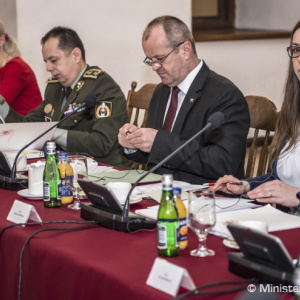 Ministri obrany Vyšehradskej štvorky rokovali o spoločných projektoch