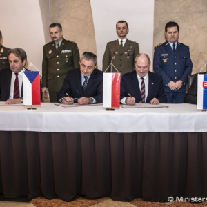 Ministri obrany Vyšehradskej štvorky rokovali o spoločných projektoch