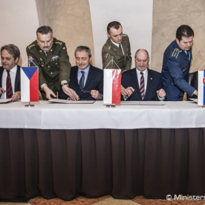 Ministri obrany Vyšehradskej štvorky rokovali o spoločných projektoch