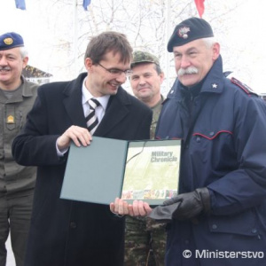 Výmena darov s veliteľom tábora, talianskym plukovníkom Paolom Colettom.
