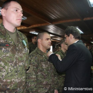 Minister obrany odovzdáva príslušníkom SLOVCON odznaky vojnových veteránov SR