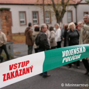 Zamestnanci zatiaľ čakajú mimo budovy 