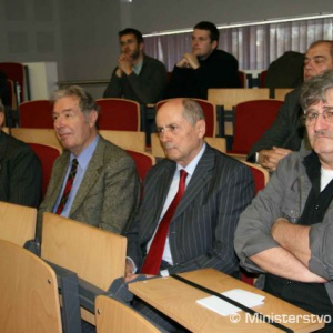 gen. R. Vogel (prvý zľava) a  J. Čarnogurský ( druhý zprava)  sledujú vystúpenia