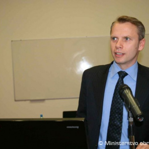 7 riaditeľ Vojenského múzea vo Viedni Dr. M. Christian Ortner počas svojej prednášky