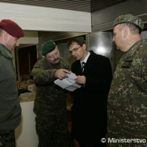 Minister obrany Ľubomír Galko pred odletom slovenských vojakov do ISAF s náčelníkom Štábu operácií GŠ OS SR brigádnym generálom Pavlom Mackom a zástupcom náčelníka GŠ OS SR Jaroslavom Vývlekom