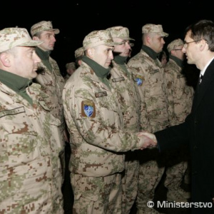 Minister a vojaci: rozlúčkové podanie ruky
