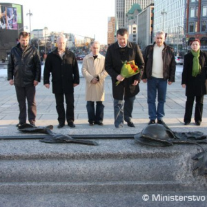 Položenie kytice k pamätníku obetiam vojen v Ottawe