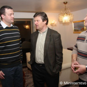Minister obrany SR Jaroslav Baška a náčelník GŠ OS SR gen. Ľubomír Bulík v rozhovore s Mariánom Šťastným