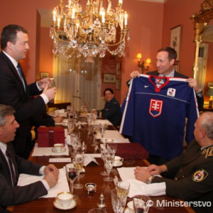 Baška daroval MacKayovi hokejový dres slovenských reprezentantov