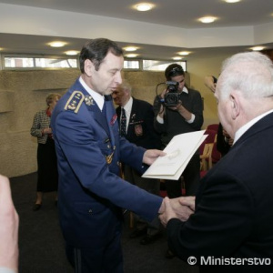 Generálmajor Jozef Dunaj odovzdáva I. Schwarzovi pozvánku na vyhodnotenie ankety Vojenský čin roka, ktorú mu ako jednému z nominovaných zaslal minister obrany Jaroslav Baška