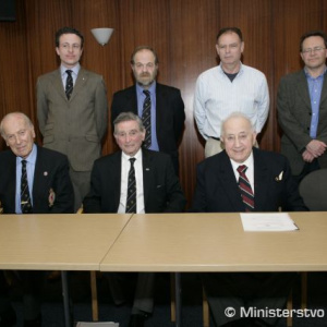 Staré a nové vedenie Zväzu letcov Slovodného Československa. Nový prezident Mike Lenhof, druhý sprava