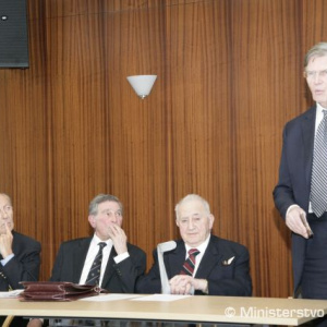 Veteránom sa prihovára poslanec Britského parlamentu Bill Cash