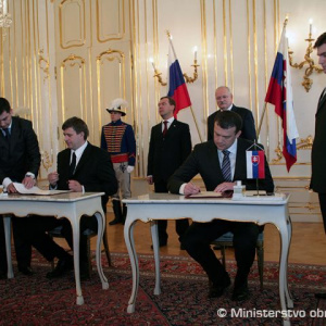 Minister obrany SR Jaroslav Baška a minister spravodlivosti Ruskej federácie Aleksander Konovalov pri podpise zmluvy