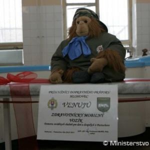 zdravotnícky vozík s maskotom v uniforme