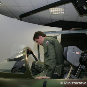 Najskôr zaškolenie na leteckom trenažéri prúdového lietadla  L-39 