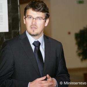 Štátny tajomník Róbert Ondrejcsák otvára fotovýstavu a sériu prednášok Afganistan – nie sme tam zbytočne 