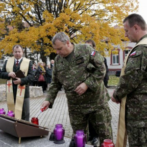 Sviece zapálil aj zástupca náčelníka generálneho štábu generálmajor Jaroslav Vývlek