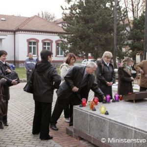 Pracovníci ministerstva obrany zapaľujú sviece krátko po ukončení pietnej spomienky 