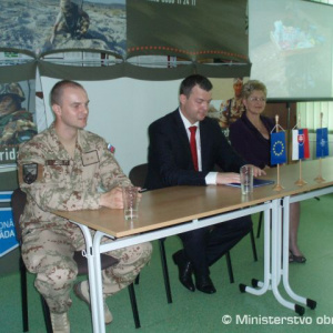 Beseda ministra obrany so študentmi v Trebišove