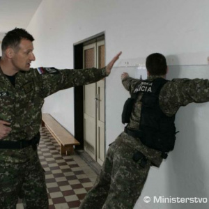 príprava psovodov vojenskej polície v rámci kurzu DOG – 4 v priestoroch  výcvikového centra v Hronseku