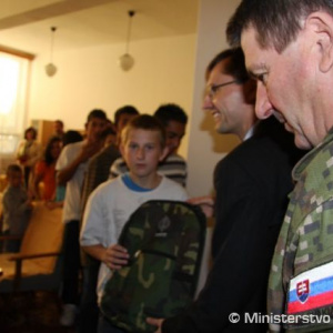Deti sa potešili ruksačikom, ktoré dostali do daru od vojenskej delegácie