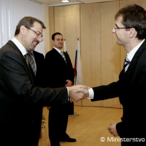 Mimoriadny a splnomocnený veľvyslanec Francúzska v SR Jean - Marie Bruno(zľava) a minister obrany SR Ľubomír Galko počas spoločného zvítania