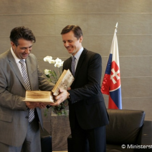Prijatie veľvyslanca Cypru na Slovensku Mariosa Kountouridesa štátnym tajomníkom MO SR Milošom Kotercom