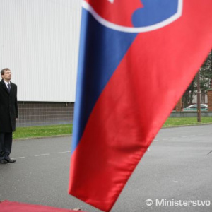 Hlásenie veliteľa Čestnej jednotky Ozbrojených síl SR ministrovi Ľ. Galkovi 