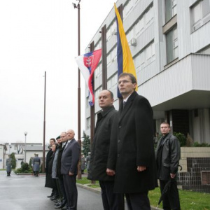 Ministri obrany sledujú slávnostný pochod   