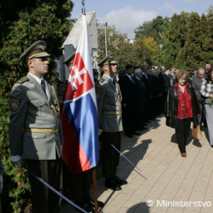 Kladenie vencov – miestni občania a členovia Slovenského zväzu protifašistických bojovníkov
