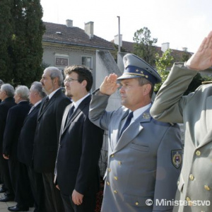 Pocta padlému za zvukov ruskej a slovenskej štátnej hymny