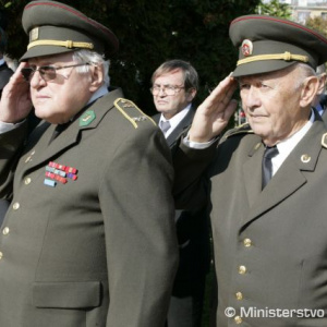 Pocta padlému za zvukov ruskej a slovenskej štátnej hymny