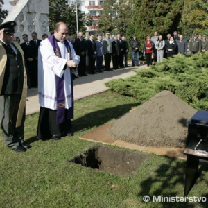 Rozlúčka policajného kaplána kapitána Štefana Bartka a pezinského farára Jána Ragulu