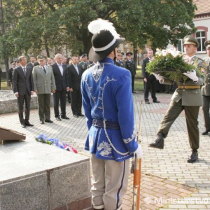 Ruský a nemecký vojenský pridelenec spoločne kladú veniec 