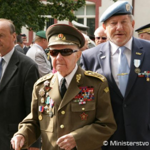 Bojovník z 2. svetovej vojny genmjr. v.v. Karol Schwarz a prvý veliteľ slovenského kontingentu v bývalej Juhoslávii plk. v. v. Ľubomír Kolenčík