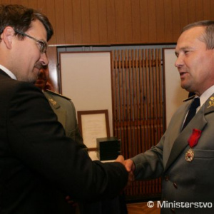 Štátny tajomník MO SR Róbert Ondrejcsák vyznamenáva profesionálnych vojakov