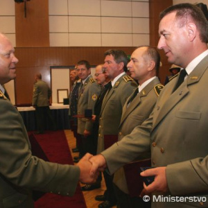 Náčelník Generálneho štábu OS SR generál  Ľubomír Bulík blahoželá vyznamenaným vojakom