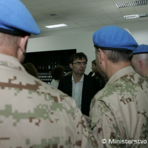 Minister obrany Ľubomír Galko tesne po prílete na Cyprus pri rozhovore so slovenskými vojakmi, ktorí slúžia v misii  UNFICYP