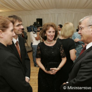 Minister obrany Ľubomír Galko s manželkou a veľvyslankyňou SR Annou Tureničovou  pred slávnostnou večerou podávanou prezidentom Cyperskej republiky Demetrisom Christofiasom počas rozhovoru sministrom školstva a kultúry Cypru Andreasom Demetriou