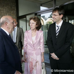 Minister obrany SR Ľubomír Galko pri stretnutí  s ministrom obrany Cyperskej republiky Costasom Papacostasom. Na fotografii aj veľvyslankyňa SR na Cypre Anna Tureničová